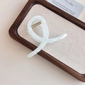 Elegante pinza per capelli in marmo beige in un vassoio di legno scuro con sfondo in lino - Molla Piccola a Incrocio / Blu