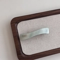 Détail de la pince à cheveux ondulée en acétate vert clair avec logo France Handmade doré - Style Géométrique en Ligne / Style de Vague Bleu Ciel