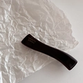 Détail de la pince à cheveux en acétate marron avec logo doré FRANCE Handmade - Style Géométrique en Ligne / Style de Vague Marron