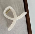 Dettaglio della pinza per capelli beige con molla in metallo dorato su fondo di lino grigio - Molla Piccola a Incrocio / Bianco Sporco