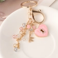 Mode hartslot sleutelhanger met roze emaille en kristallen kralen aan gouden ring - Roze