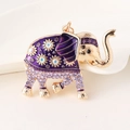 Bunter Elefanten-Schlüsselanhänger mit violetten Strasssteinen und Emaille auf Gold - Lila