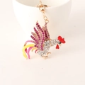 Llavero de gallo del zodiaco dorado con diamantes de imitación y esmalte rosa - Rosa