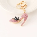 Llavero de tacón alto con diamantes rosa y dije de gato negro en un anillo de metal dorado - Rosa