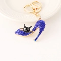 Llavero de tacón con pedrería azul y dije de gato negro en acabado dorado brillante - Azul zafiro