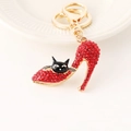 Llavero de zapato rojo con diamantes de imitación y detalle de gato en esmalte negro - Rojo