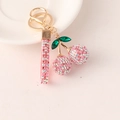 Schlüsselanhänger mit rosa Strass-Kirschen, grünen Blattsteinen und Goldkarabiner - Rosa Mehrfarbig