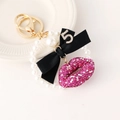 Porte-clés perle avec nœud papillon, lèvres en strass rose et pendentif doré - Rose Rouge