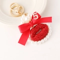 Porte-clés élégant avec nœud rouge, lèvres serties de cristaux et perle blanche décorative - Rouge