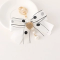 Llavero de lazo con lunares con perlas y dije de corazón en elegante blanco y negro - Blanco