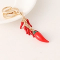 Llavero de chile rojo hecho a mano con seis colgantes y anillo de metal dorado - Chile Rojo