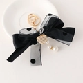 Llavero de lazo de malla negra con dije de corazón dorado y perlas blancas - Negro
