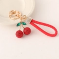 Portachiavi a ciliegia con strass rossi e cinturino in pelle con gancio dorato - Stile Cordino / Stile Cinturino Rosso