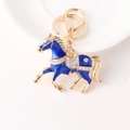 Portachiavi cavallo in smalto blu con cristalli lucidi e finitura dorata su bianco - Blu