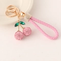 Portachiavi a ciliegia con strass rosa, cinturino in pelle e dettagli dorati - Stile Cordino / Rosa con Cordino Intrecciato