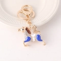 Elegante portachiavi a forma di cavallo con smalto blu e strass su un piatto di ceramica - Blu
