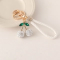 Portachiavi a ciliegia bianca scintillante con strass e cinturino intrecciato - Stile Cordino / Stile Cinturino Bianco