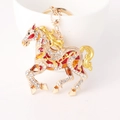 Portachiavi cavallo dorato con smalto rosso e strass lucidi su sfondo bianco - Giallo