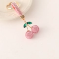 Porte-clés cerise en strass roses avec feuilles vertes et lanière en cuir rose - Rose avec Sangle en Strass