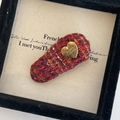 Barrette en tweed rouge style français avec cœur doré sur boîte en velours noir - Tweed Rouge avec Boucle de Coeur (18#)