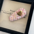 Détail d'une barrette en tweed rose avec un pendentif en cœur doré et une gravure - Mélange Rose Jaune Blanc avec Boucle de Coeur (15#)