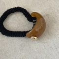Dettaglio dell'elastico per capelli francese in resina ambrata con fibbia in metallo oro - Elastico Ovale Ambra