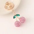 Porte-clés cerise en strass rose avec feuilles en pierres vertes et détails dorés - Porte-clés de Base Rose