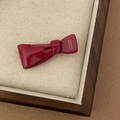 Eleganter weinroter Haarclip aus Acetat mit France Handmade Goldschrift auf Holztablett - Rote Schleife