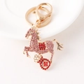 Goldener Pferde-Schlüsselanhänger mit rosa-roten Strasssteinen und Karabinerhaken - Rot
