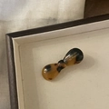 Dettaglio macro della molletta in acetato tartarugato con logo Barrette la France dorato - 3# Fiocco Leopardato Scuro