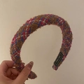 Detail eines Tweed-Stirnbands mit Silberfäden und gewebtem Hand Made Textiletikett - Rosérot Blau Punkte