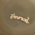Detailaufnahme einer cremefarbenen Acryl-Haarklammer in Katzenform mit roten Punkten - Beige Rotpunkt Katze (4#)