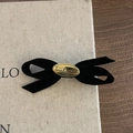Elegante fermaglio per capelli in velluto nero con placca in metallo dorato - Fiocco a Croce Floccato Nero con Piastra Dorata