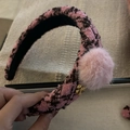 Dettaglio del cerchietto in tweed rosa con pompon morbido e ciondolo in metallo dorato - Cerchietto a Righe Rosa Nero-Palla di Peluche Rosa