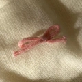 Barrette à cheveux nœud tricoté rose faite main sur tissu en peluche blanc - Rose
