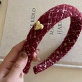 Haarreif aus burgunderfarbenem Tweed mit goldenem Herzanhänger für Damen - Rotes Haarband Goldherz