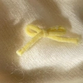 Gros plan sur une barrette en mohair crème faite main avec un nœud en tricot jaune - Jaune
