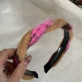 Detalle de una diadema trenzada de felpa en marrón y rosa sobre fondo de lino natural - 3# Diadema de Felpa Caqui Textura Magenta