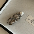 Detail of tweed hair clip with silver chains and a large white pearl embellishment - Champagne Hair Clip With Pearl