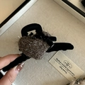 Dettaglio molletta per capelli a cuore in tweed con fiocco e fili d'argento scintillanti - Pinza per Capelli a Cuore Peloso Caffè