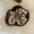Nahaufnahme von Spitzen-Haargummi mit braunem Plüschstoff und süßem Bären-Druckmuster - Khaki Plüsch Bär Stil (3#)