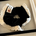 Elastico per capelli retrò in velluto nero con pizzo bianco ed etichetta con orsetto - Elastico per capelli / Elastico Nero Bordo Pizzo