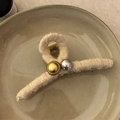 Molla per capelli in peluche beige con bottoni vintage su un vassoio di ceramica - 1# A Righe Tè al Latte
