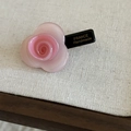 Eleganter Haarclip mit rosa Acetat-Rose und goldenem France Handmade Schriftzug auf Schwarz - Transparentes Rosa