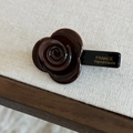 Detail der dunkelbraunen Acetat-Rosen-Haarklammer mit goldenem France Handmade-Schriftzug - Braun
