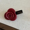 Detail einer dunkelroten Rosenhaarklammer mit goldener France Handmade Aufschrift - Burgunderrot