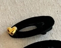 Dettaglio macro della clip per capelli in velluto nero con fibbia a cuore dorata - Nero Pinza Becco Anatra Cuore Oro