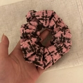 Texture dettagliata dell'elastico per capelli in tweed pied-de-poule rosa e marrone - Scrunchie Pied-De-Poule Rosa