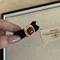 Dettaglio di un elastico per capelli vintage con fibbia quadrata in metallo rosso scuro - Elastico Quadrato