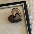 Dettaglio di un fermaglio per capelli a forma di cuore in smalto beige e marrone - Forma di Cuore / Cuore a Goccia d'Olio di Caffè